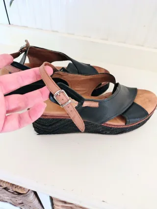 Sandalias Carmela Cuña Piel Negra Marrón