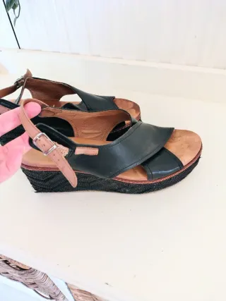 Sandalias Carmela Cuña Piel Negra Marrón