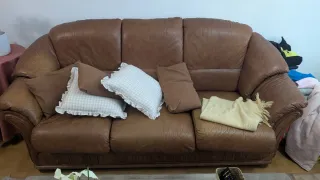 Sofá de cuero marrón