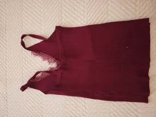 Camiseta tirantes granate encaje