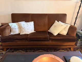 Sofá grande de terciopelo marrón