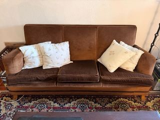 Sofá grande de terciopelo marrón