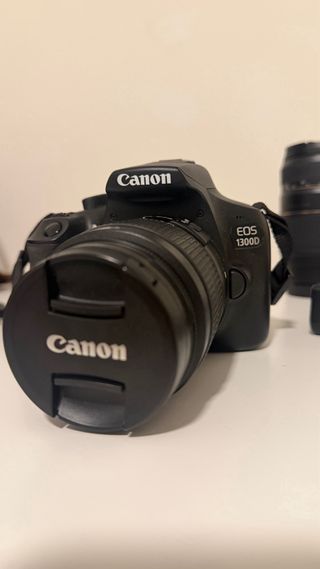 Cámara Canon EOS 1300D con cargador.