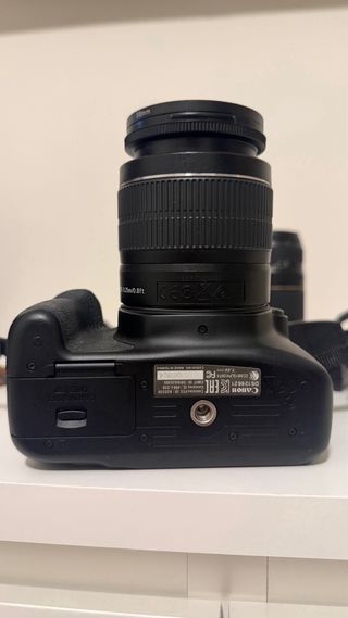 Cámara Canon EOS 1300D con cargador.