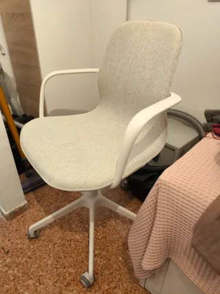 Silla de oficina beige y blanca