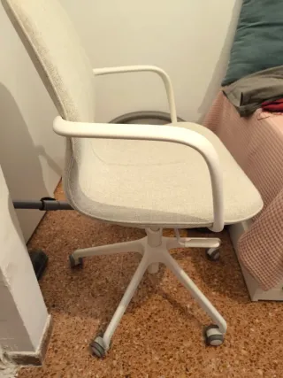 Silla de oficina beige y blanca
