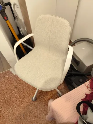 Silla de oficina beige y blanca