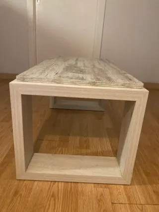 Mesa de centro elevable gris con efecto decapado