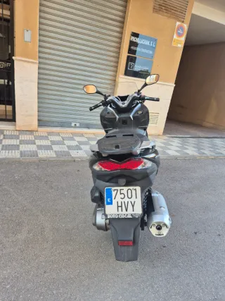 Motocicleta Kawasaki J300 ABS negra