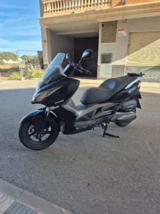 Motocicleta Kawasaki J300 ABS negra