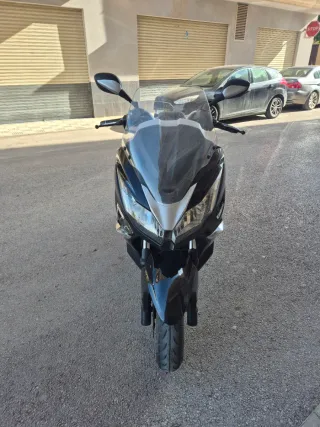 Motocicleta Kawasaki J300 ABS negra