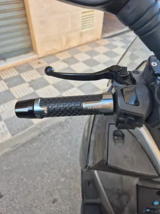 Motocicleta Kawasaki J300 ABS negra