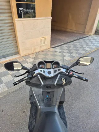 Motocicleta Kawasaki J300 ABS negra