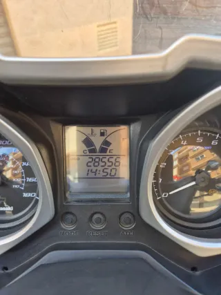 Motocicleta Kawasaki J300 ABS negra