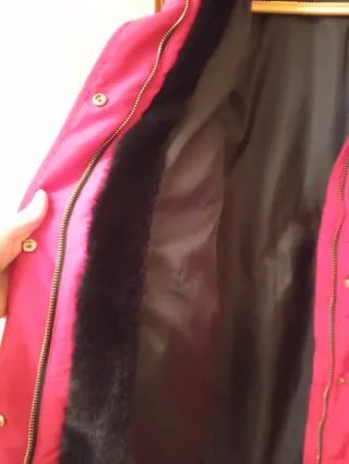 Parka roja con cuello de pelo
