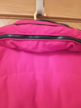 Parka roja con cuello de pelo