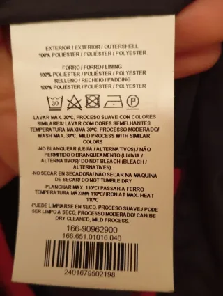 Parka roja con cuello de pelo