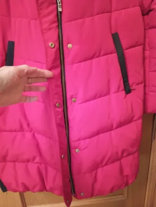 Parka roja con cuello de pelo
