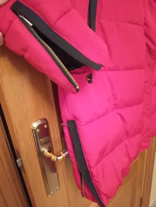 Parka roja con cuello de pelo