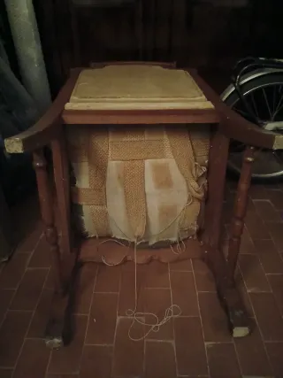 Sedia imbottita vintage in tessuto e legno