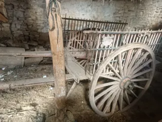 Antigüedad: Carro de madera con ruedas