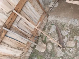 Antigüedad: Carro de madera con ruedas