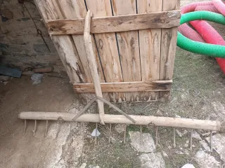 Antigüedad: Carro de madera con ruedas