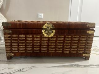 BAÚL DE MIMBRE Y CUERDA CON DETALLLES DORADOS