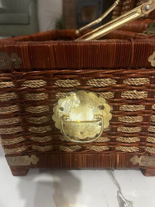 BAÚL DE MIMBRE Y CUERDA CON DETALLLES DORADOS