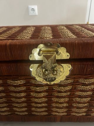 BAÚL DE MIMBRE Y CUERDA CON DETALLLES DORADOS