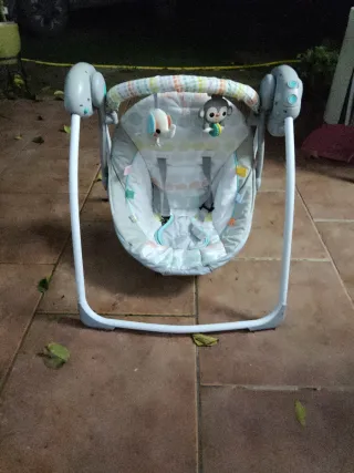 Mecedora para bebé con juguetes