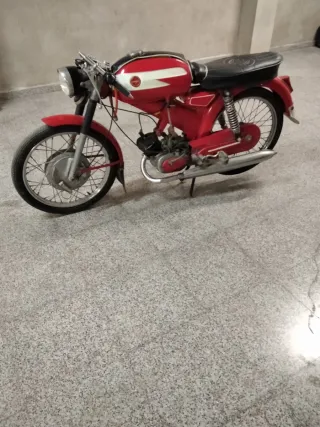 Moto Derbi Antigua.