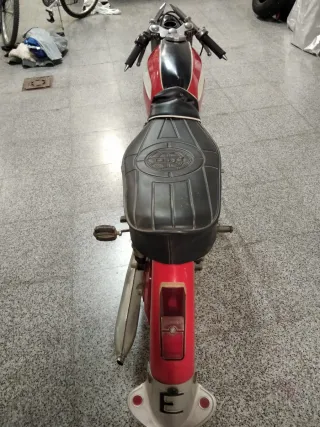 Moto Derbi Antigua.