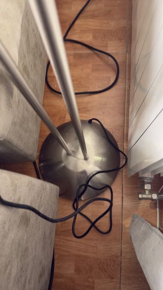 Lámpara de pie con porenciometro, metal plateada