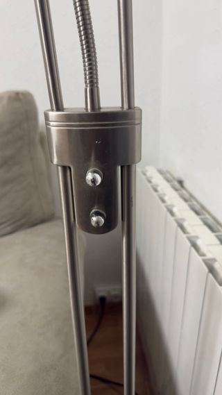 Lámpara de pie con porenciometro, metal plateada