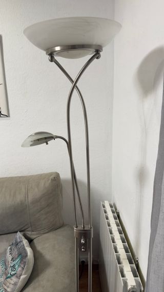 Lámpara de pie con porenciometro, metal plateada