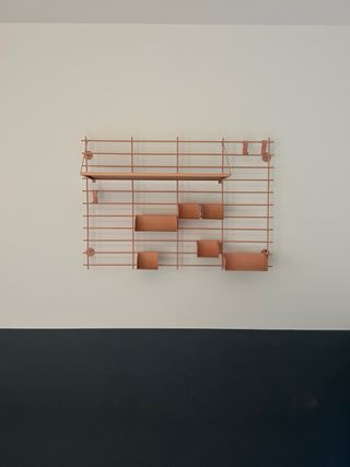 Estantería de pared rosa y transparente