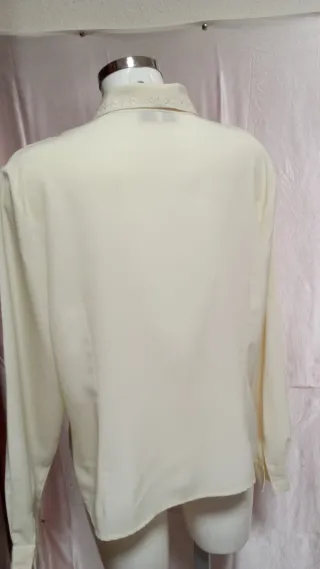 Camisa crema elegante