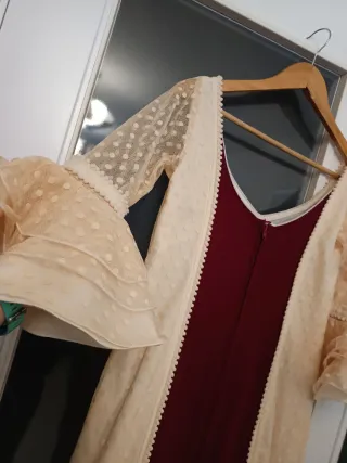 Traje de flamenca beige y rojo