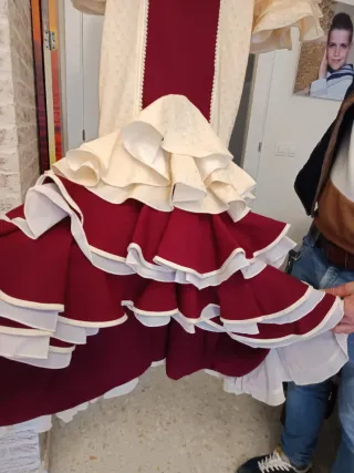 Traje de flamenca beige y rojo