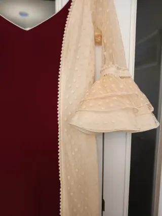 Traje de flamenca beige y rojo
