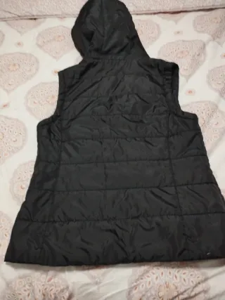 Chaleco plumífero con capucha desmontable