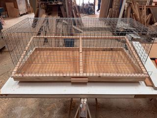 Jaula para codornices de madera y malla