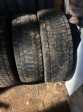 Ruedas de camión en buen 285 70 19,5 hay 2 iguale