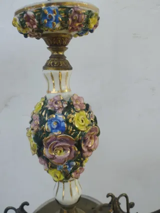 Lampara de bronce y porcelana policromada.