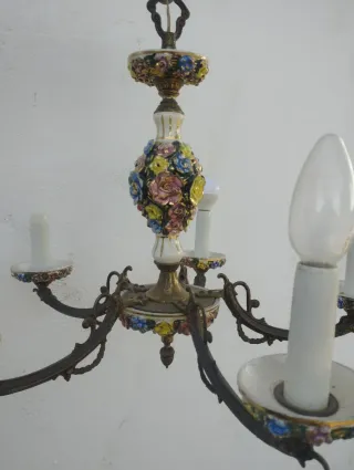 Lampara de bronce y porcelana policromada.