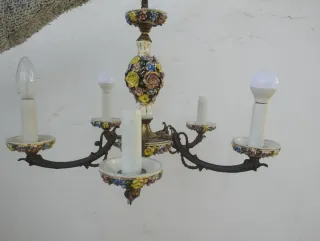 Lampara de bronce y porcelana policromada.