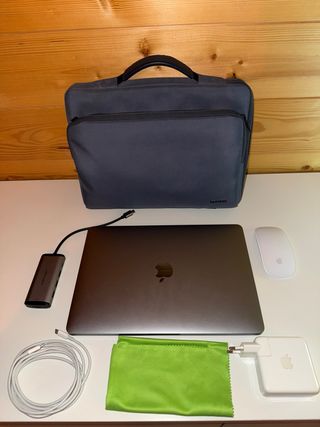 Macbook Pro M2 Gris con Accesorios