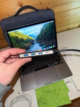 Macbook Pro M2 Gris con Accesorios