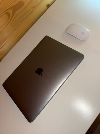 Macbook Pro M2 Gris con Accesorios